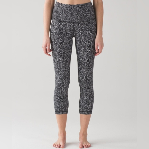 Lululemon Wunder Under Luon Ripple Jacquard Capri Length Leggings Black White 8 - Picture 13 of 13